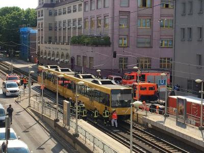 Bilder von oben! Stuttgart-Ost: PKW mit Stadtbahn kollidiert